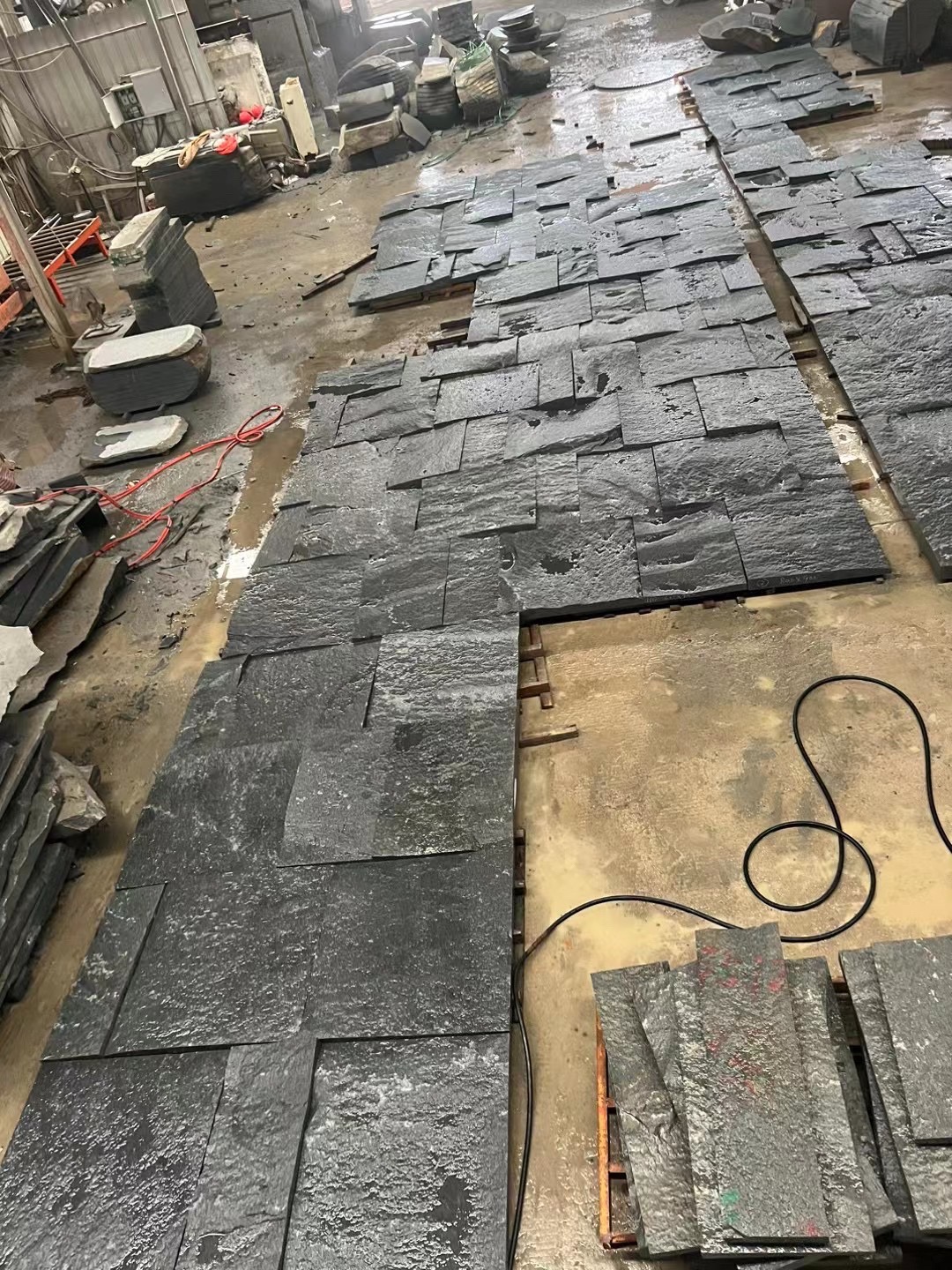 芝麻黑自然面背景墻施工步驟